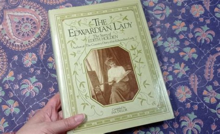 Alexandra Holden – Biography, Facts & Life Story